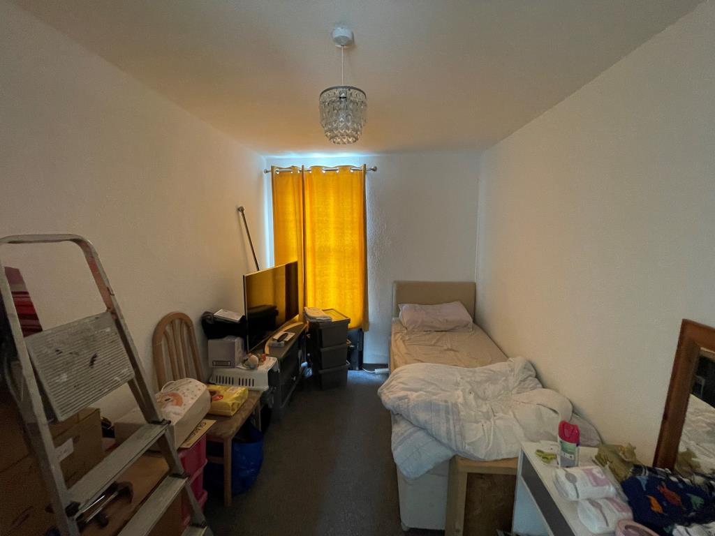 Lot: 73 - FREEHOLD BLOCK OF TWO FLATS AND A MAISONETTE FOR INVESTMENT - Maisonette bedroom two